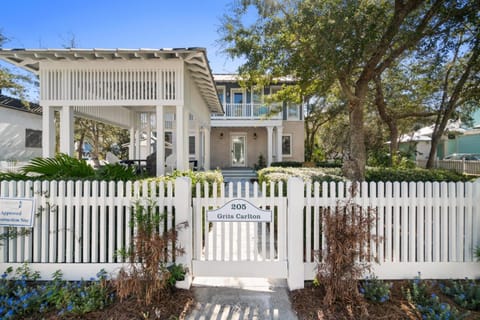 Property building, Patio, Facade/entrance, Day, Natural landscape, Garden, View (from property/room), Balcony/Terrace, Garden view