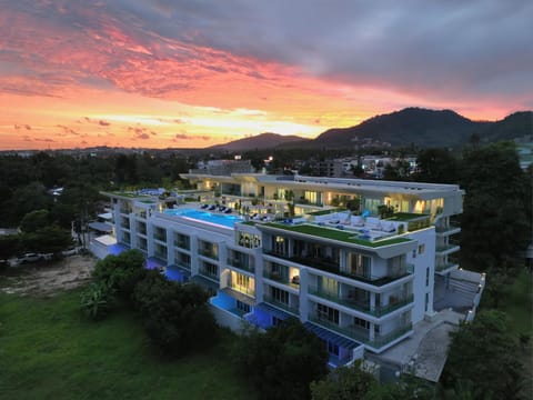 Property building, Nearby landmark, Day, Natural landscape, Mountain view, Swimming pool, Sunrise, Sunset