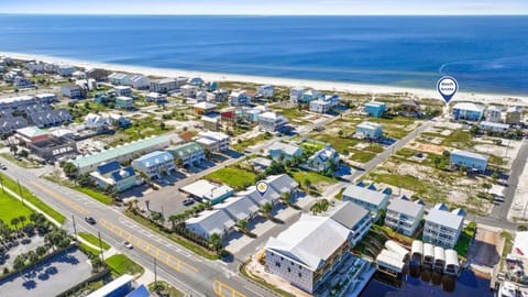 Property building, Nearby landmark, Day, Neighbourhood, Natural landscape, Bird's eye view, Beach, City view, Sea view, Location