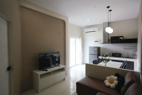 TV and multimedia, Kitchen or kitchenette, Living room, Dining area, air conditioner