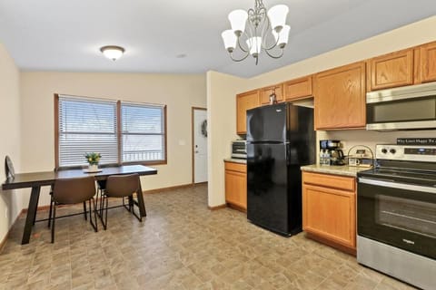 Twin Lakes Dog Friendly Home - Balcony - Short Drive to Alpine and Wilmot Ski Resorts Casa in Twin Lakes