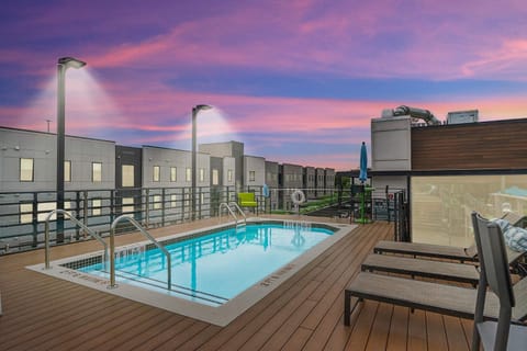 Exceptional 2BR w Pool Gym and Rooftop Views Walk to UGA Stadium Apartment in Athens