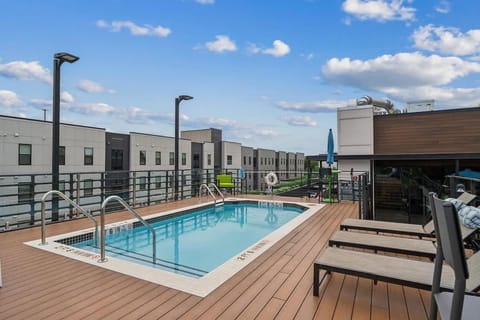 Unparalleled Condo Rooftop Oasis Patio Gym Pool Sleeps 4 Walk to Stadium & UGA Apartment in Athens