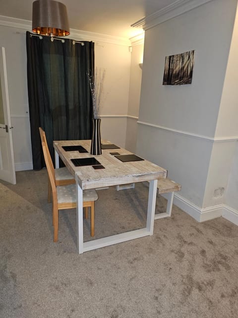 Mansfield 30 x DM for Weekly or Monthly Deals x Sleeps 10, Free Parking x Wifi Appartement in Mansfield