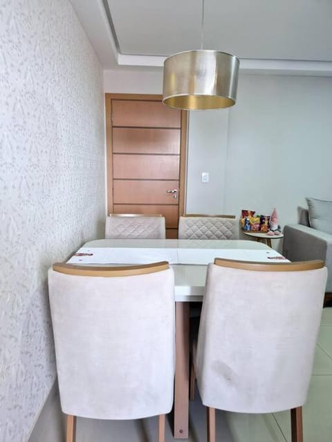 Apartamento central com ar condicionado, elevador e 02 quartos Apartment in Montes Claros