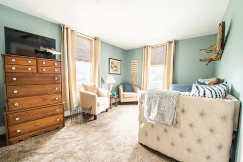 Broad Street Suite 1 - Parking Available - Downtown - Walkable - Above Restaurant - King and Queen Bedroom Apartamento in Lake Geneva