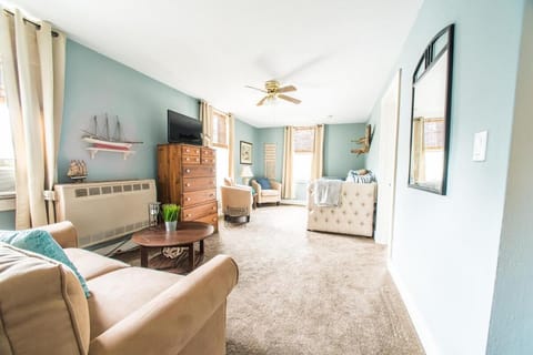 Broad Street Suite 1 - Parking Available - Downtown - Walkable - Above Restaurant - King and Queen Bedroom Apartamento in Lake Geneva