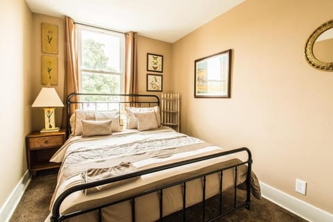 Broad Street Suite 1 - Parking Available - Downtown - Walkable - Above Restaurant - King and Queen Bedroom Apartamento in Lake Geneva