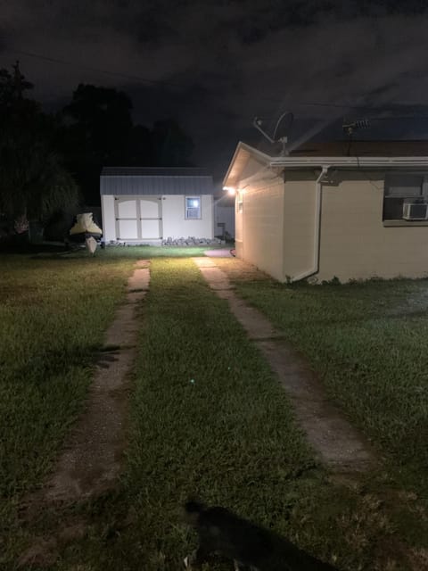 Private room with private bathroom entrance porch and driveway Casa de temporada in Pinellas Park