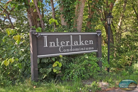 Villa Como at Interlaken - Short Walk to Beach - Pool - Gas Fireplace - Ski at Alpine or Grand Geneva Apartment in Wisconsin