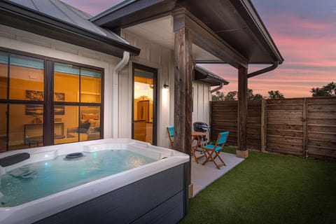 Eagle's Hideaway - Hot Tub 5 Min to Main House in Fredericksburg