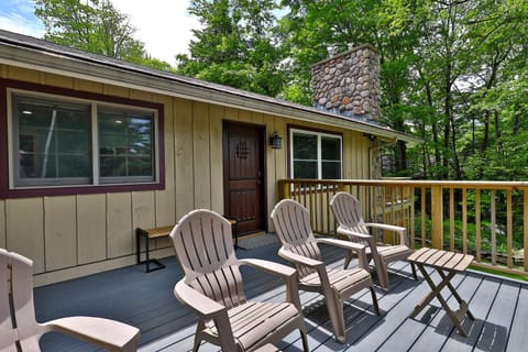 Fun In Fun Out Ski Home - 6 BR 4BA, Hot Tubs, Saunas, Lift Tickets House in Mendon