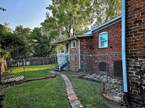 Property building, Spring, Day, Garden, Garden view