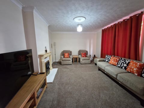 Cosy Luxurious Large 3 bedroom house Apartment in Romford