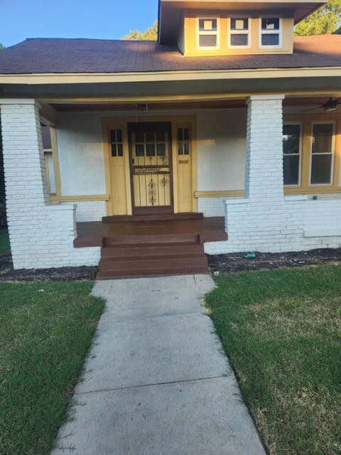 Property building, Facade/entrance, Day, Neighbourhood, Street view