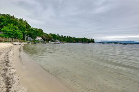 Lake Winnipesaukee Condo with Beach Access! Appartement in Gilford