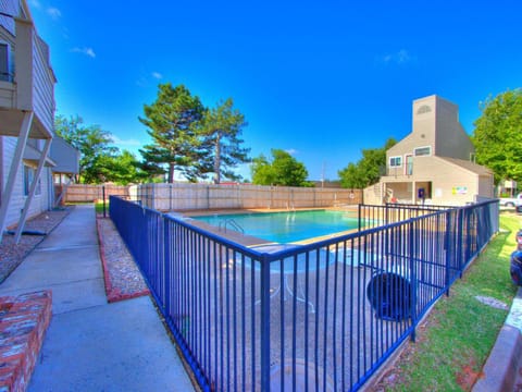 Quiet Modern Heavenly Paradise Love and Balcony Near Lake, Mall, Food, Entertainment! Apartment in Oklahoma City