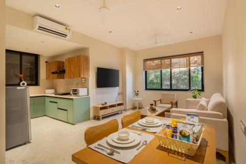 TV and multimedia, Kitchen or kitchenette, Living room, Food and drinks, Seating area, Dining area, Food, air conditioner