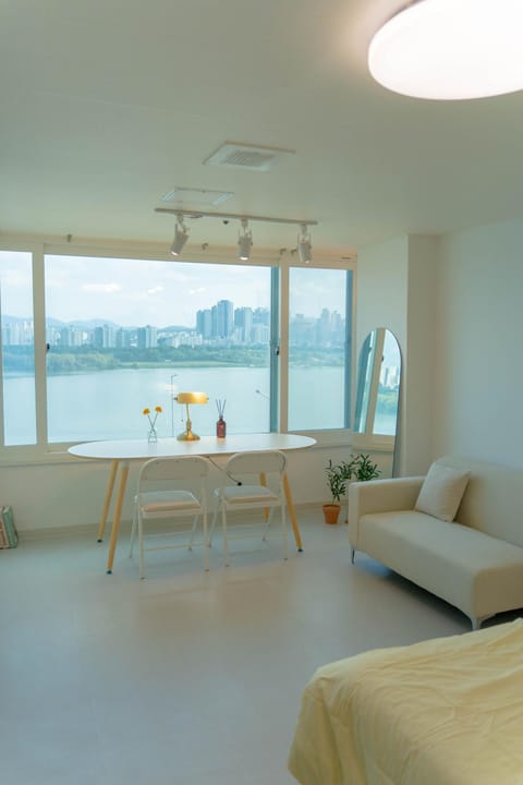 Stay Yunseul - Han River view, Achasan, Walkerhill, Yes24 Hall Apartment in Seoul