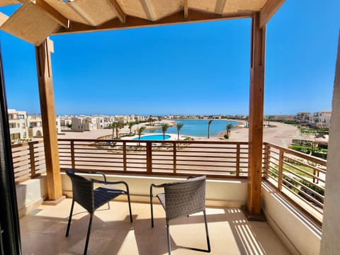 Day, Natural landscape, Balcony/Terrace, Lake view, Pool view, Swimming pool