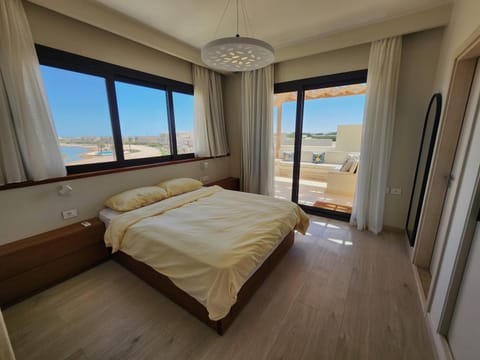 Bed, View (from property/room), Bedroom, Lake view, Pool view