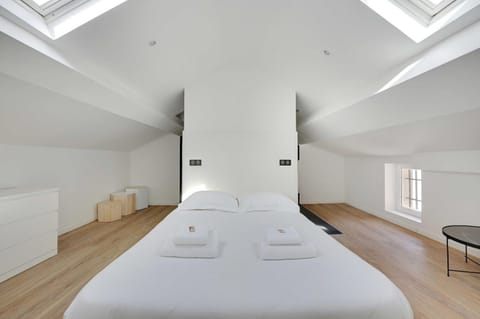 Property building, Facade/entrance, Bed, Bedroom