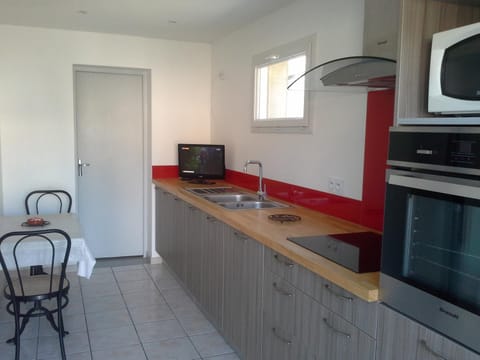 TV and multimedia, Dining area, oven, stove