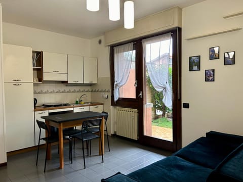 Kitchen or kitchenette, Dining area, oven, stove