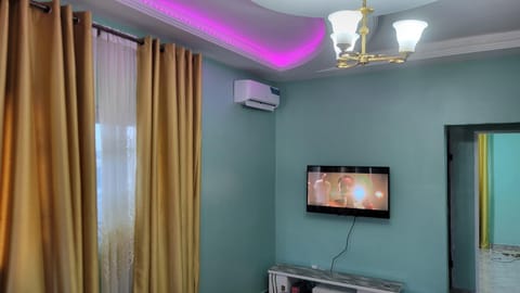 TV and multimedia, Living room, Seating area, Evening entertainment, air conditioner