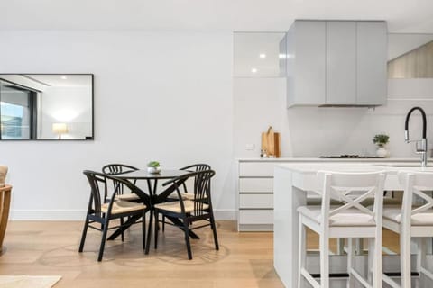 LUXE - Location, Style, Space in the heart of town Appartamento in Mornington