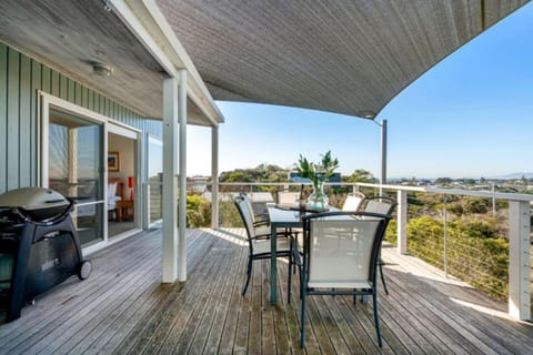 Classic Coastal Escape - Sensational Sea Views House in Melbourne Road