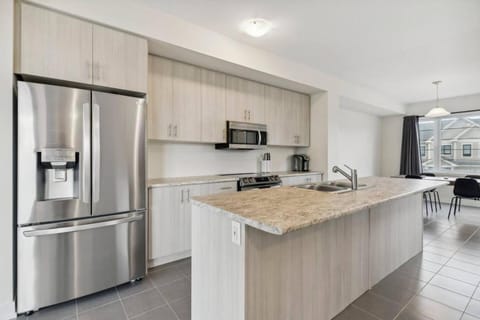 A Brand New 4BR Townhouse in Thorold Retreat Maison in Welland