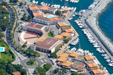 Appartement Port santa lucia, palais des congres avec garage ferme Apartment in Saint-Raphael