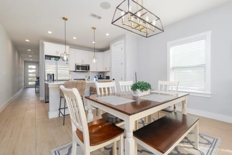 Kitchen or kitchenette, Seating area, Dining area