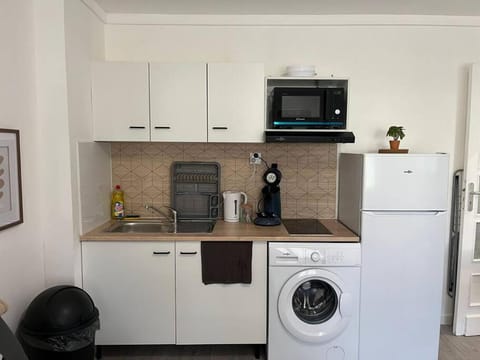 Kitchen or kitchenette, oven, pet friendly, stove, washing machine