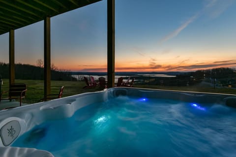 Table Rock Lake Views, Double Sided Fireplace, Free Attraction Tickets, Air Hockey House in Branson