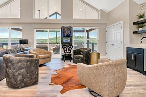 Private Pool- Fitness Room- Golf Cart- Arcades- Expansive Decks- Elevator! Golf Car too! Nature lodge in Ridgedale