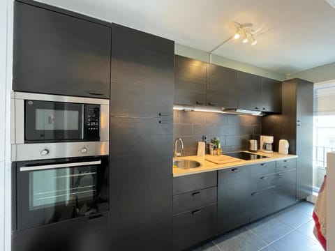 Coffee/tea facilities, Kitchen or kitchenette, dishwasher, microwave, oven, stove