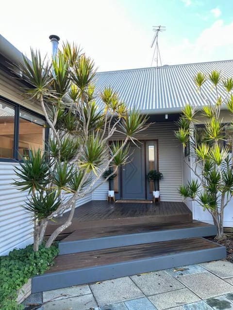 White Pebble - stylishly curated 4 bedroom home House in Dunsborough