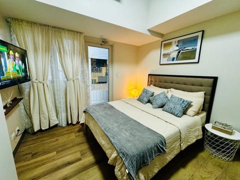 10G Cozy Condo at Park McKinley West near Venice Mall Apartment in Makati