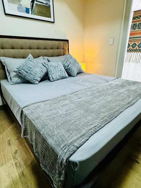 10G Cozy Condo at Park McKinley West near Venice Mall Apartment in Makati