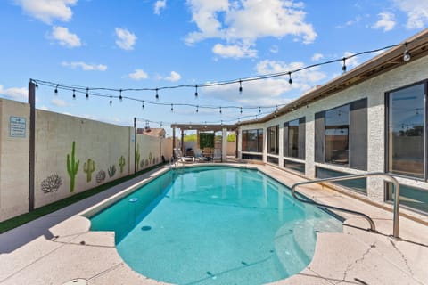 Relaxing 5br W Heated Pool, Billiards & Foosball House in Glendale