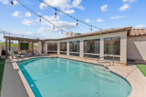 Relaxing 5br W Heated Pool, Billiards & Foosball House in Glendale