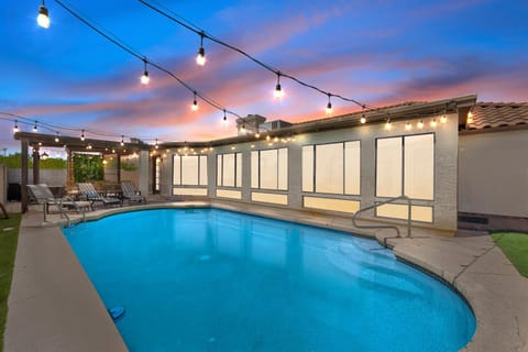 Relaxing 5br W Heated Pool, Billiards & Foosball House in Glendale