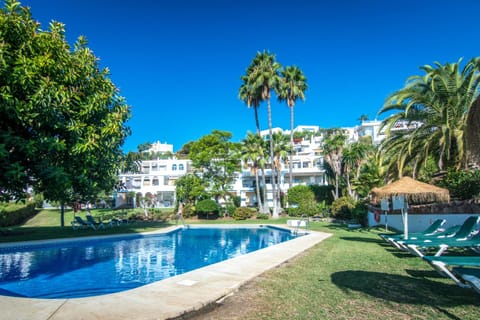 Property building, Day, Garden, Pool view, Swimming pool, sunbed