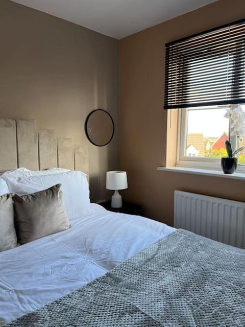 Cosy 2 Bed Service Apartment Netflix Hideaway Family Couples Staycation Tredegar Park Celtic Manor ICC Wales Apartment in Newport