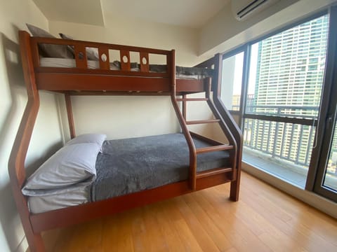 Bedroom, bunk bed