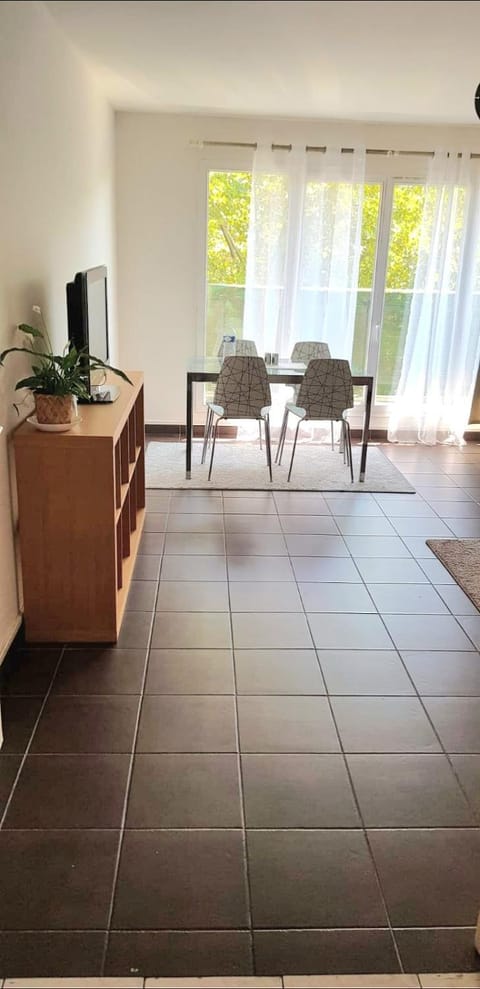 Appartement familial proche de Paris Apartment in Drancy