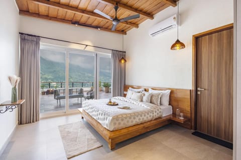 Bed, Natural landscape, Living room, Photo of the whole room, Seating area, Bedroom, Mountain view, towels, air conditioner