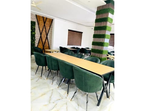 Restaurant/places to eat, Banquet/Function facilities